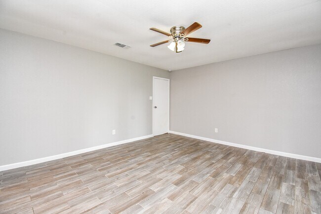 Building Photo - 2110 Hilton Head Dr