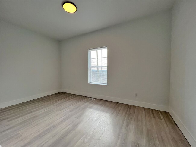 Building Photo - LOCATED IN HISTORIC PARKRIDGE!!