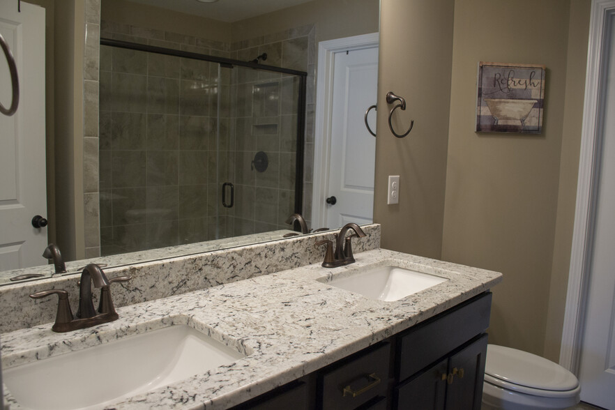 Master Bathroom - 1008 Latitude Dr