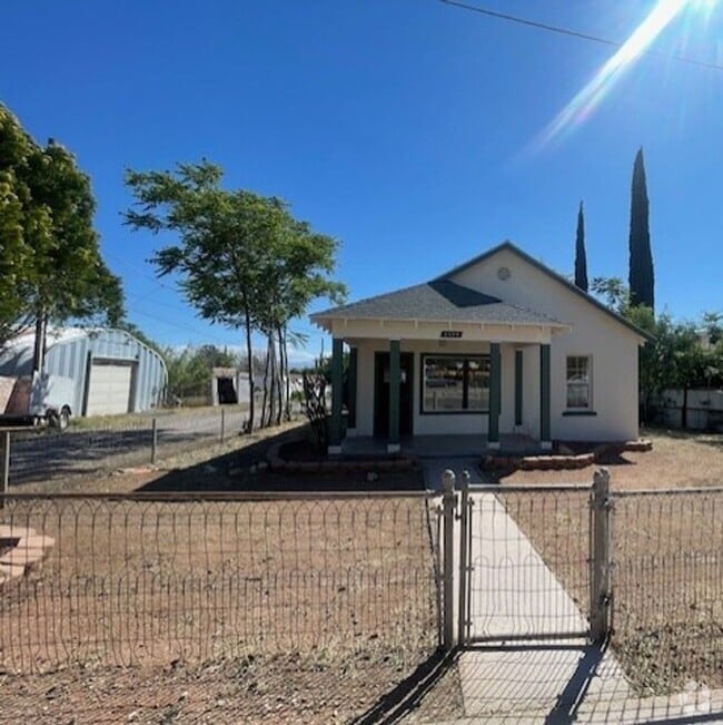 Building Photo - Adorable 3 Bedroom 2 Bath In Upper Clarkda...