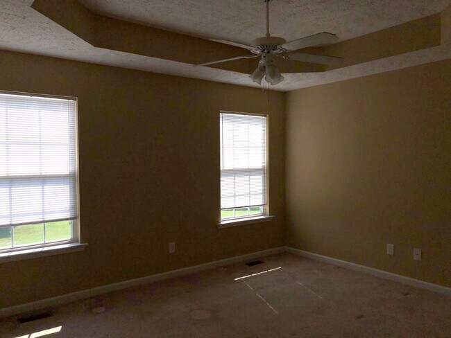Building Photo - 3 bedroom 2 bath with unfinished Area-Storage
