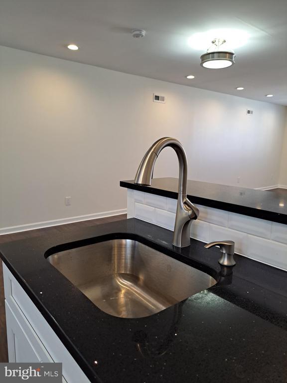 Building Photo - 3712 Clarendon Ave