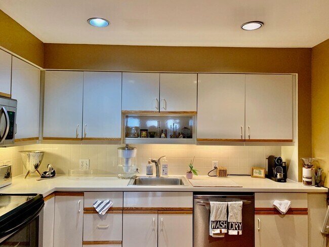 Building Photo - 101 Shearwater Ct E