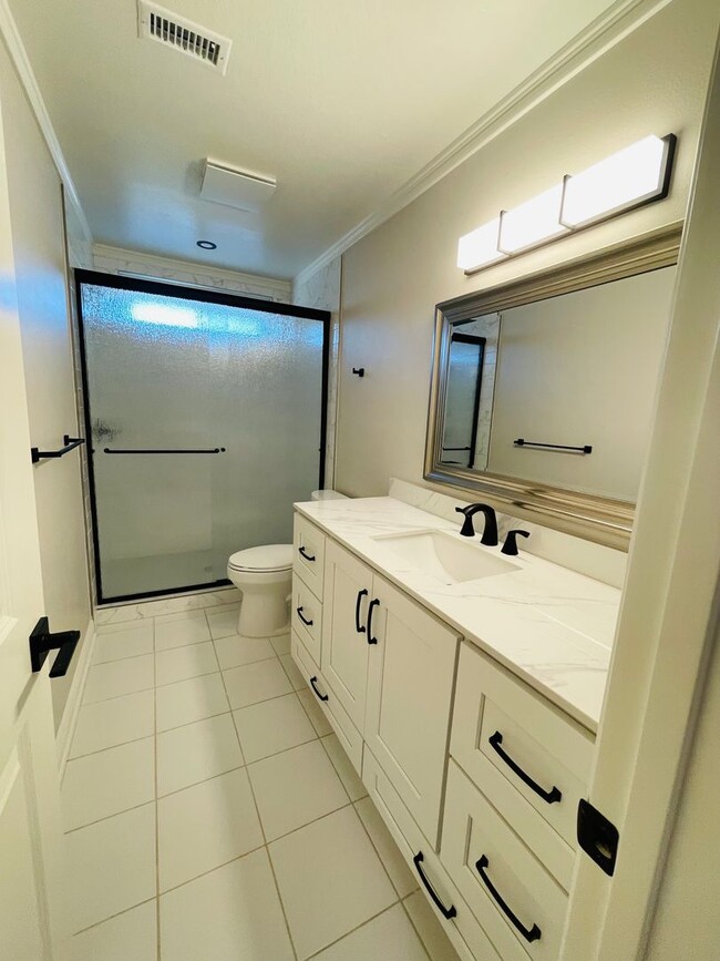 Building Photo - Amazing renovated 4 bedroom 2 full bath si...