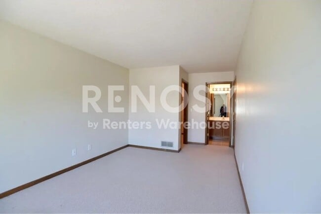 Building Photo - Available July 6th 2 Bedroom 2 Bath Townhome in Woodbury