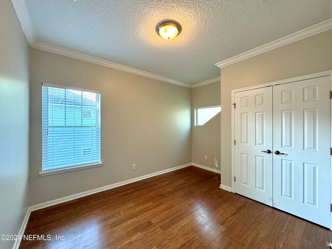 Building Photo - 900 Paradise Ln