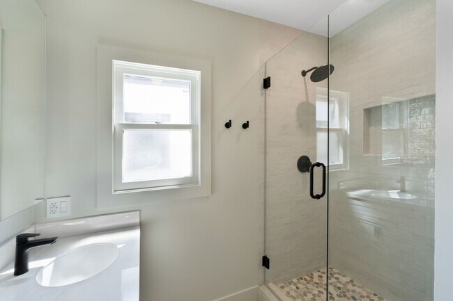 Building Photo - Beautiful 1 bed / 1 bath bungalow-style apartment now available!