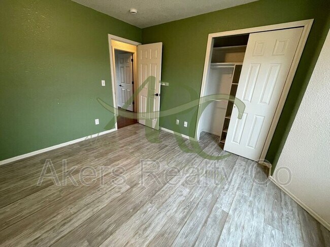 Building Photo - 965 N Cimarron Dr