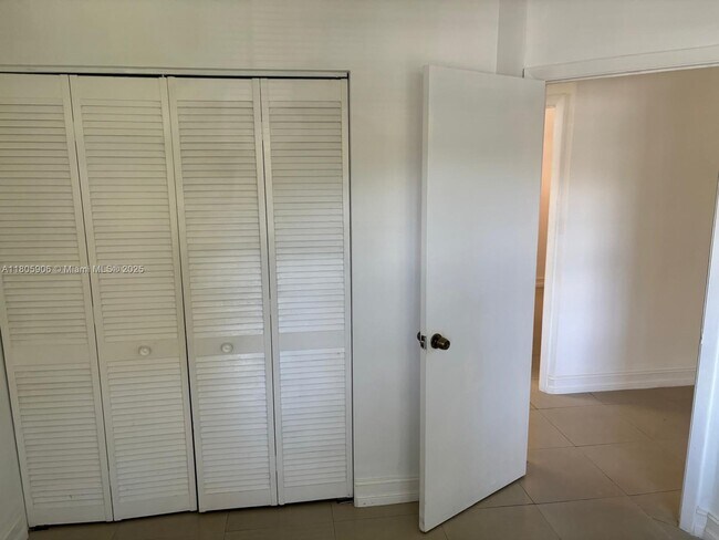 Building Photo - 620 Cypress Club Way