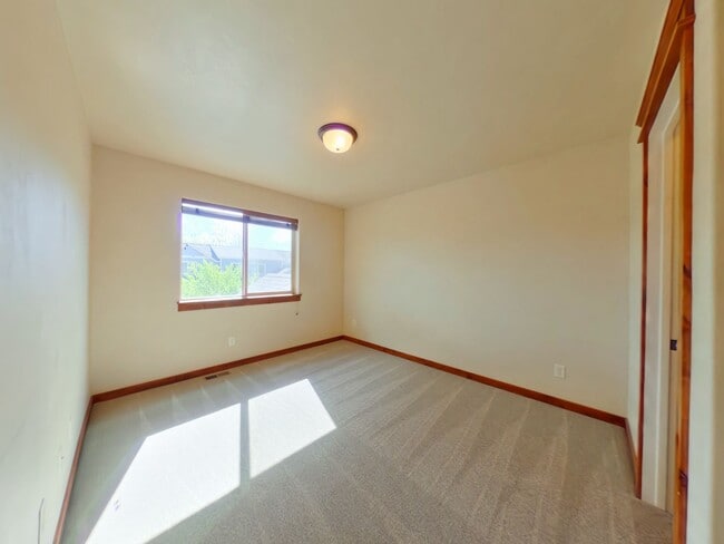 Building Photo - PET FRIENDLY! Beautiful 3 bedroom 2 1/4 bath townhouse in 4 Corners! Fenced backyard!
