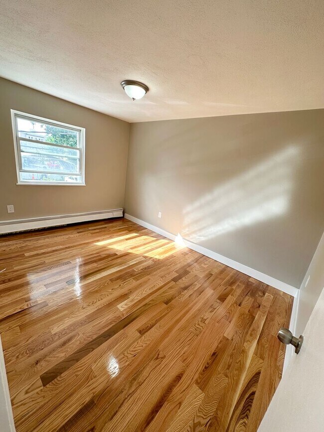 Building Photo - LYNN 2-bed, 1-bath