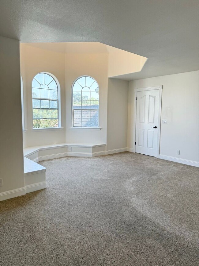 Building Photo - Pet Friendly! Walk to Downtown