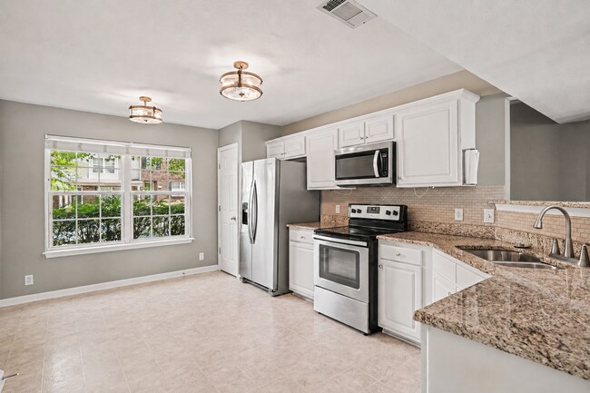 Building Photo - Charming Townhome near Percy Priest