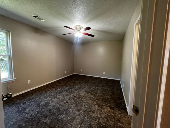 Building Photo - 3 Bedroom 2 Bathroom House