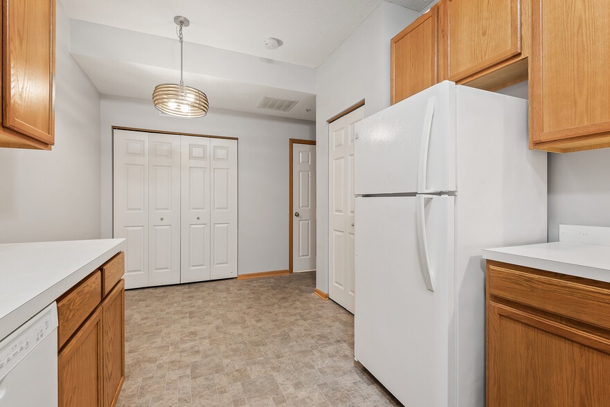 Building Photo - 5020 Holly Ln N