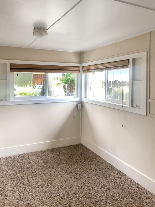 Building Photo - Adorable home, wonderful space and great l...