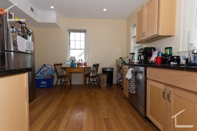 Building Photo - 5 BED 2 BATH IN BRIGHTON!!!!!!