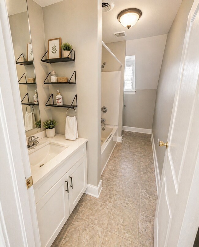 Building Photo - 811 Park St SW