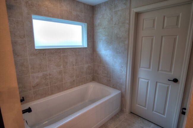 Building Photo - BRAND NEW 4/2/2 Home for Rent. Available NOW!