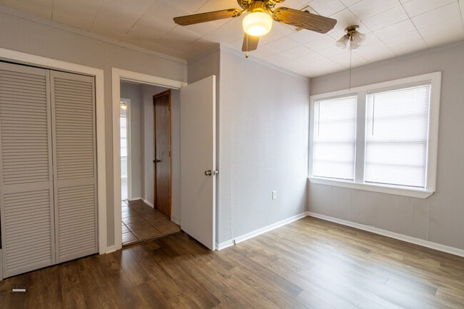 Building Photo - 709 E 1st St