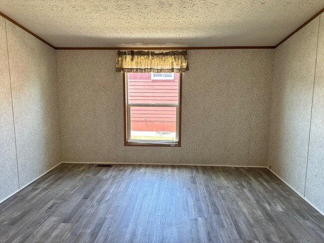 Building Photo - Centrally Located 3 BD 2 BA Modular Home