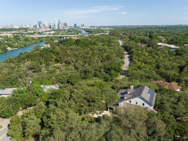 Building Photo - 2605 Stratford Dr
