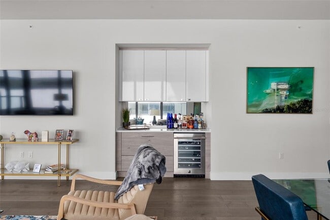 Building Photo - 301 1st St S