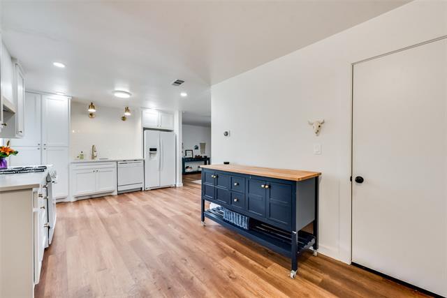 Building Photo - 228 E Oak Dr