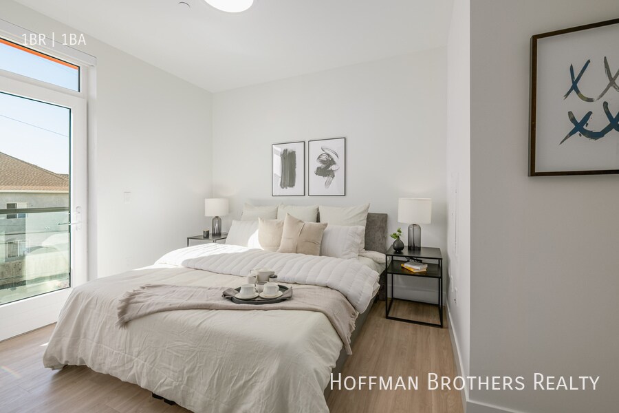 Building Photo - 200 N Toluca St