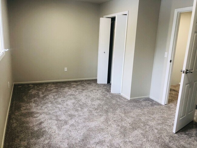 Building Photo - 3 Bedroom House!