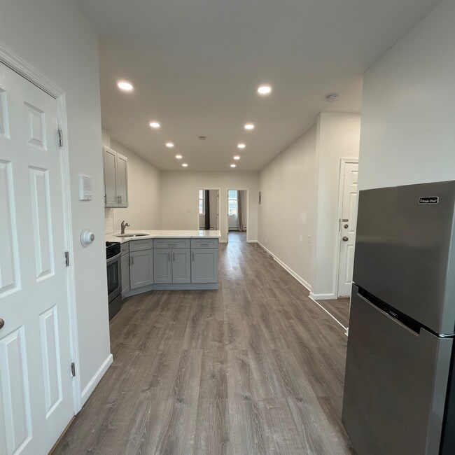 Building Photo - 737 Montgomery St