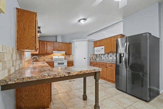 Building Photo - 3-Bed Home with Fireplace, Fenced Yard & Flexible Living Space