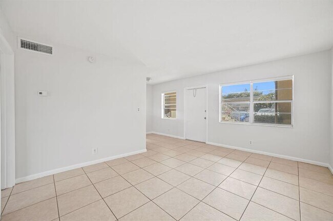 Building Photo - 461 Sunshine Dr