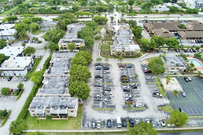 Building Photo - 10413 N Kendall Dr