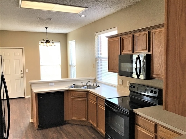 Building Photo - 304 Double Oak Ln