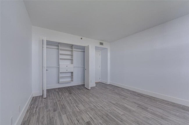 Building Photo - 625 Oaks Dr