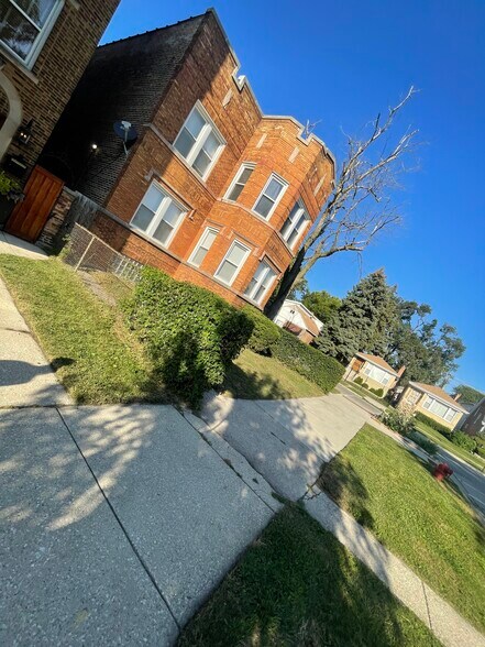 Different view of the block. Tan building 2nd floor - 8414 S Cregier Ave