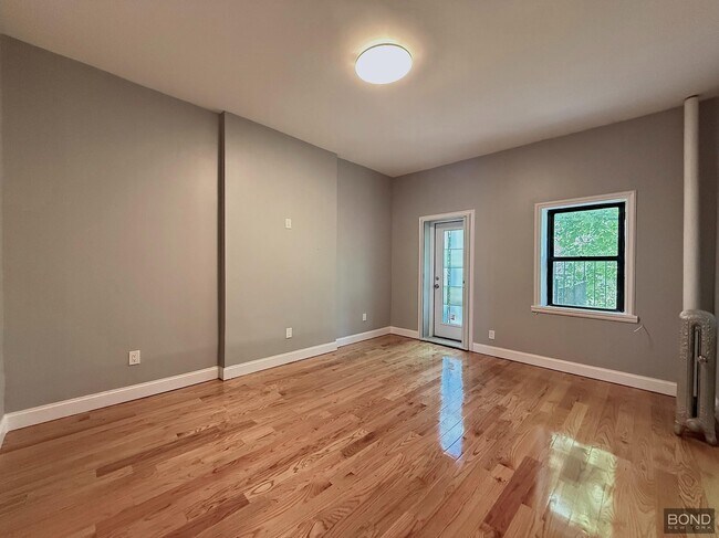 Building Photo - 1.5 Bedroom + Private Outdoor Space