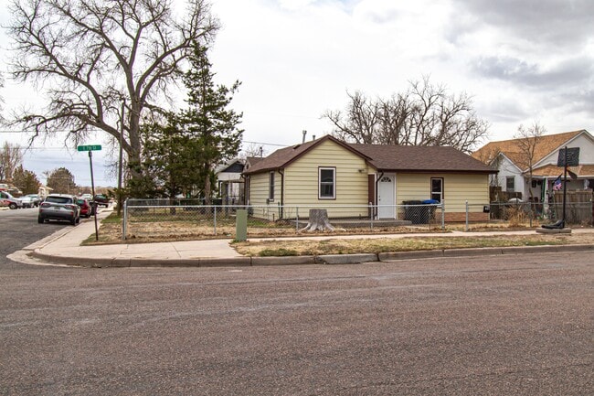 Building Photo - 621 E 7th St