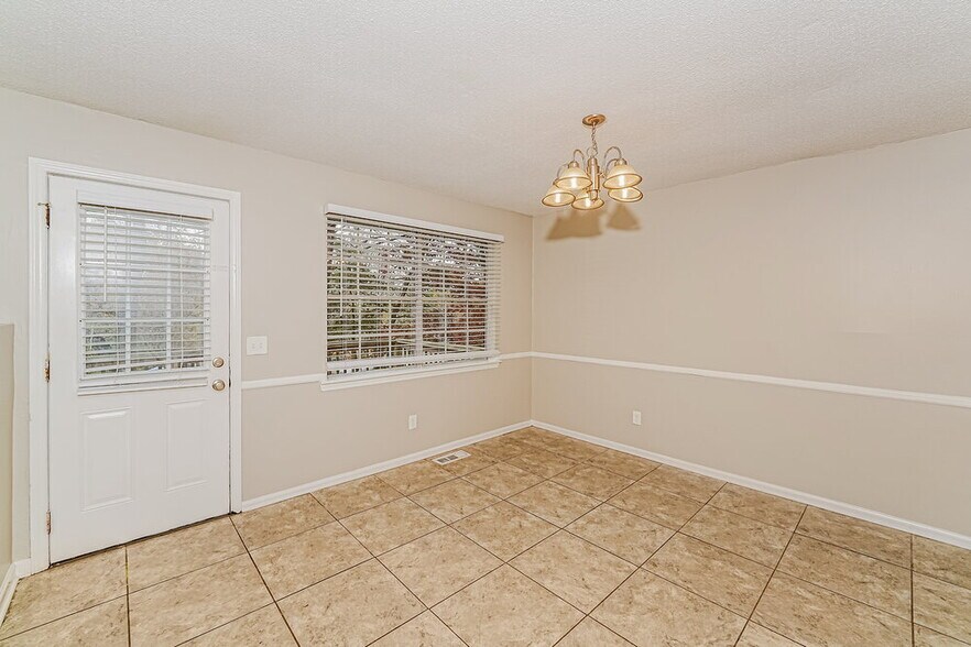 Building Photo - 1325 Turf Dr