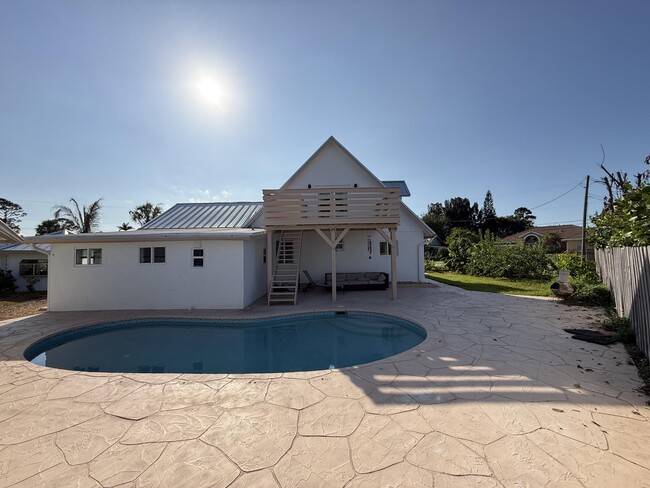Building Photo - 5814 SE Orange Blossom Trail