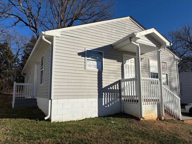 Building Photo - NEWLY RENOVATED 3 BED, 2 BATH HOME IN HIGH POINT!