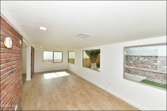 Building Photo - 3217 Wedgewood Dr