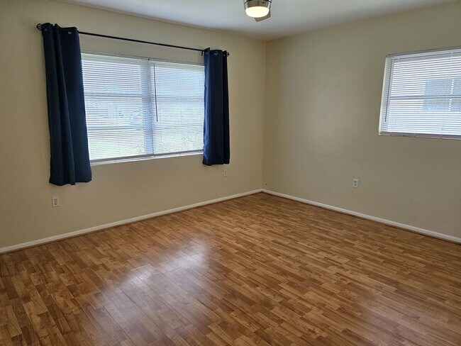 Building Photo - Annual Unfurnished 2 Bedroom, 2 Bath Duple...