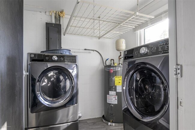 Building Photo - 927 W Olympia Ave