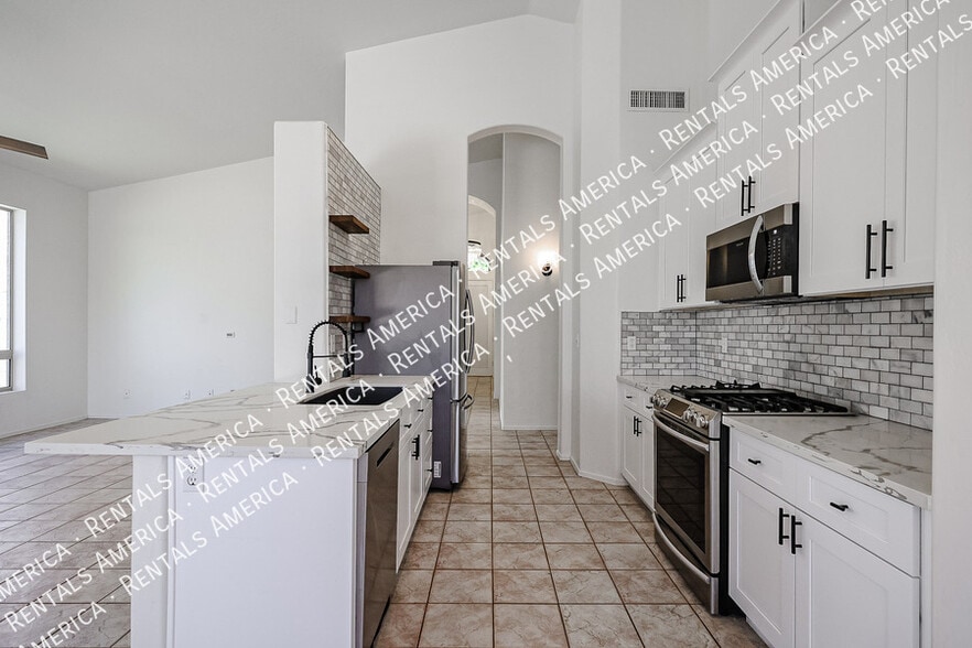 Building Photo - 3055 N Red Mountain
