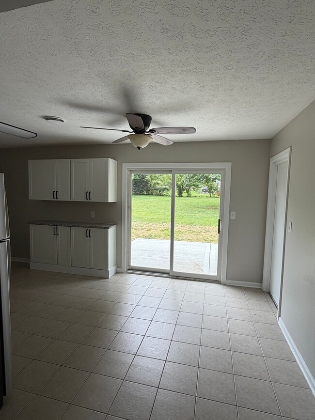 Building Photo - 3703 Oakwood Dr