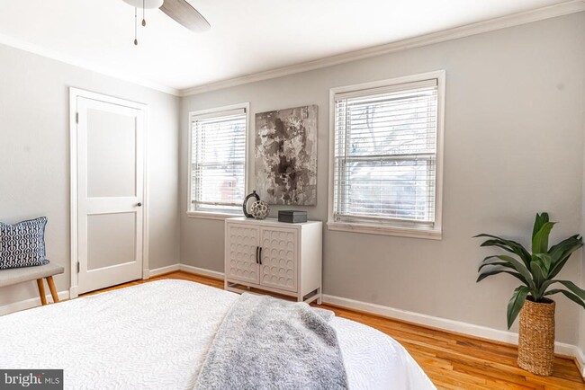 Building Photo - 2122 Arlington Terrace