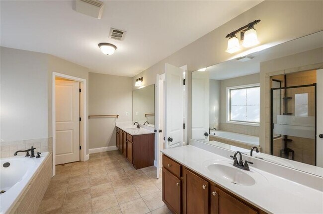 Building Photo - 2707 Silver Hill Terrace SE