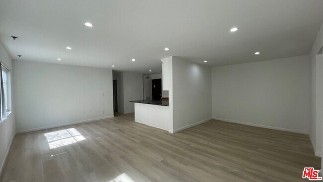 Building Photo - 545 S Manhattan Pl